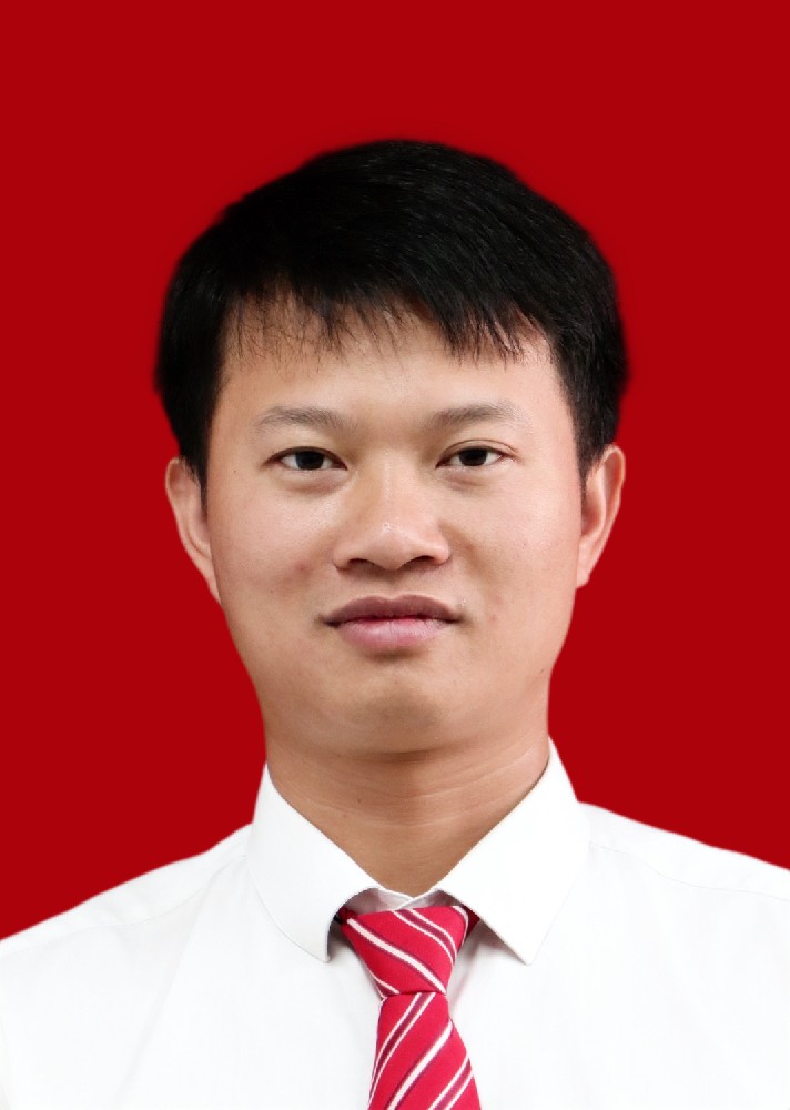 高中教务副主任兼数学教师——何豪